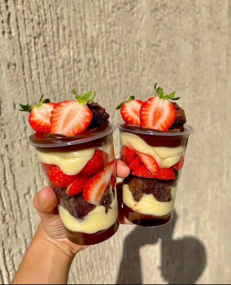 Copo da felicidade de morango com chocolate